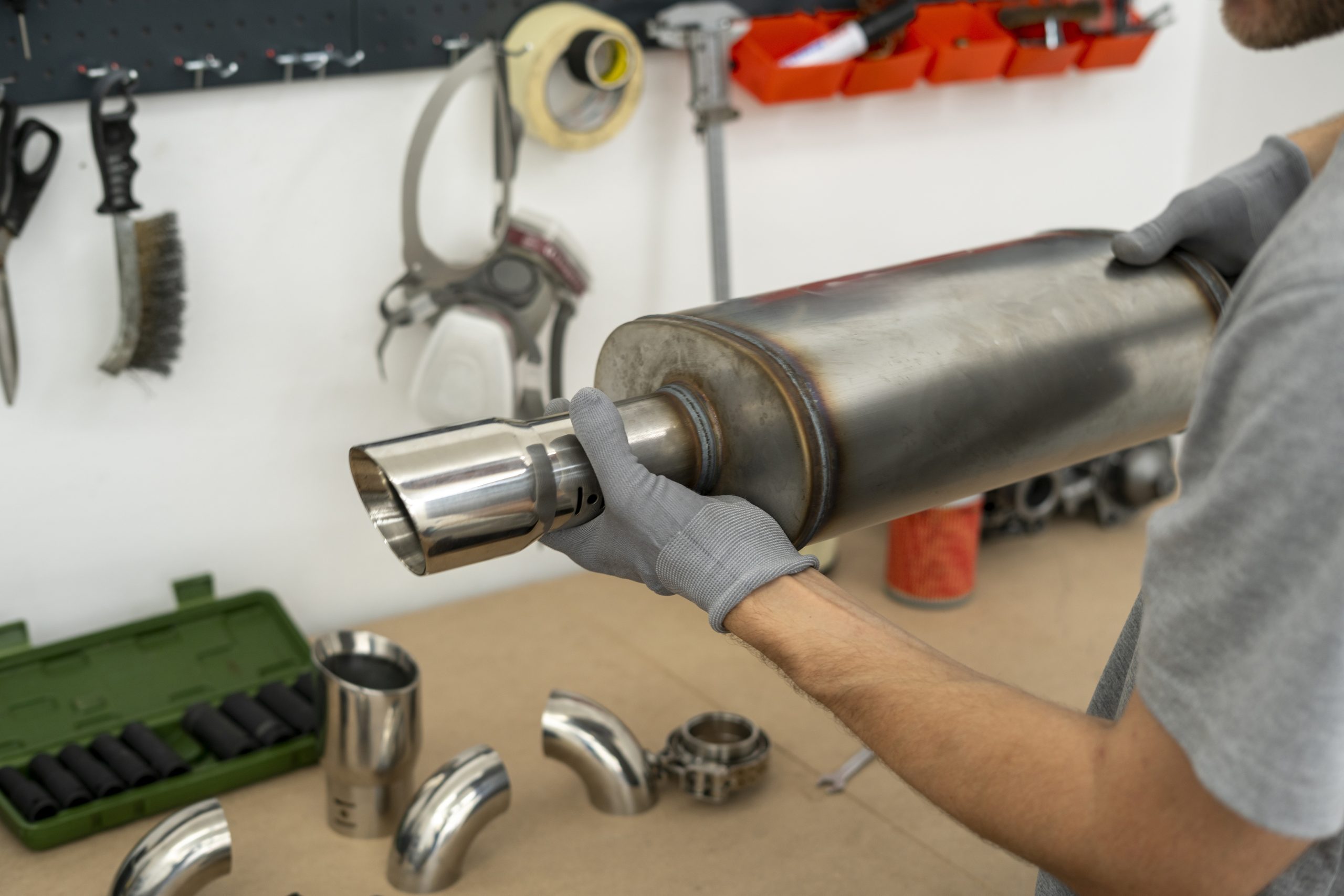 mechanic-inspecting-a-metal-car-exhaust-muffler-in-2026-08-20-17-46-47-utc desaparafusar um parafusao de uma roda